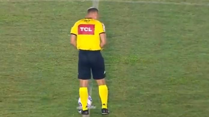 Neuvěřitelné! Když musíš, tak musíš. Sudí se vymočil přímo na střed hřiště