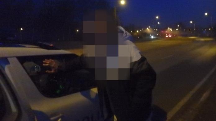Opilý otec tlačil kočárek se dvěma dětmi. Naměřili mu téměř tři promile!