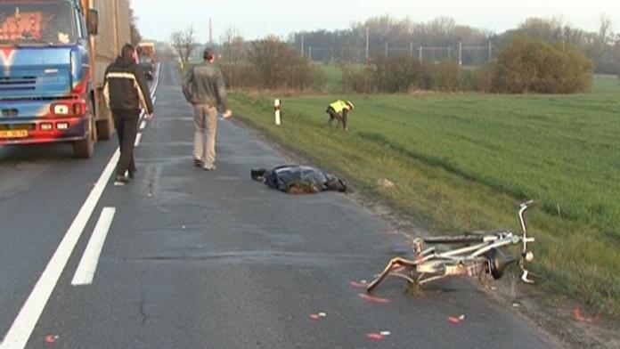 Tragický dopravní karambol: mrtvý cyklista, čtyři auta v sobě