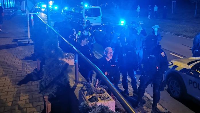 Hospoda musela kvůli opatřením zavřít. Mejdan před ní rozháněla policie