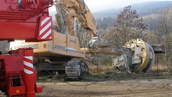 TRAGÉDIE: Chlapi nakládali bagr, bagrista nepřežil