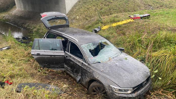 Auto po nehodě skončilo v potoce, muži tam měli být zaklínění celou noc