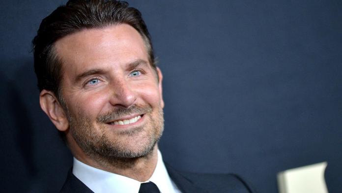 Fotografie, která ženám láme srdce. Bradley Cooper se vášnivě líbal s mužem
