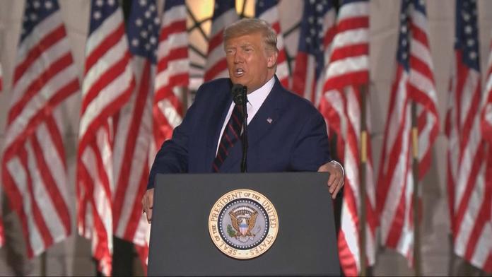Proti mé vůli mě líbal a osahával, tvrdí žena o Trumpovi. Ten to popírá