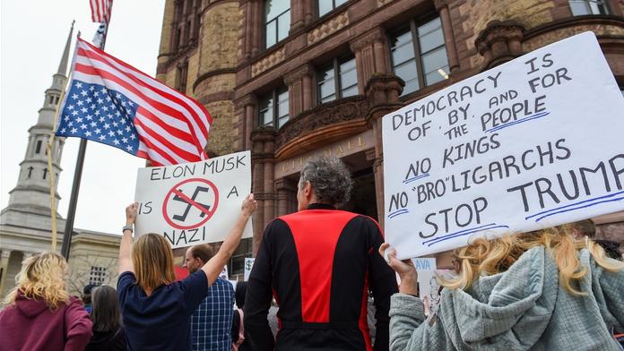 S Trumpem nesouhlasí ani polovina USA. Protestují lidé v ulicích i politici, 4. 3. 2025