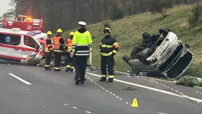 Dvě nehody najednou. Na D6 se zranili čtyři lidé, bourala i sanitka