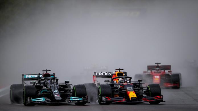 Bláznivý závod. Hamilton skončil v bariéře, přesto dojel na druhém místě