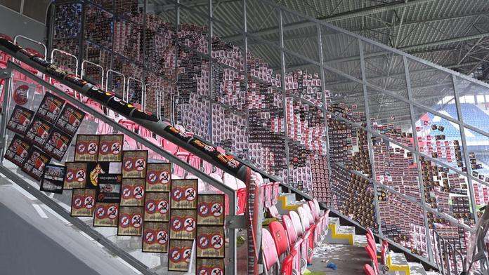 Fanoušci Slavie zanechali na plzeňském stadionu tisíce samolepek a spoušť