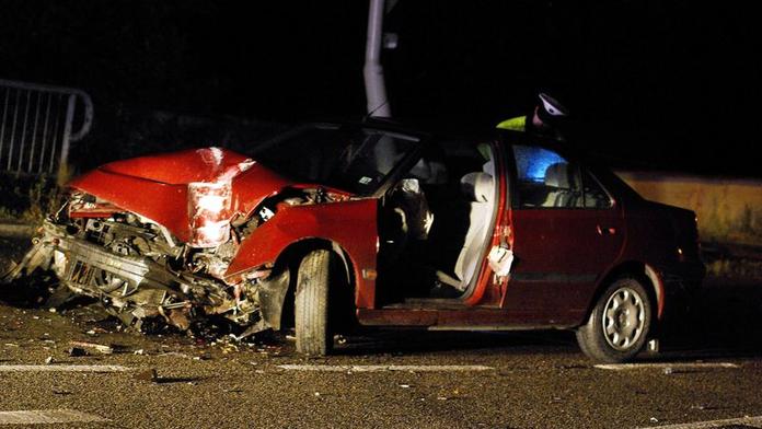 Policista namol boural, sotva stál na nohou a oháněl se průkazem