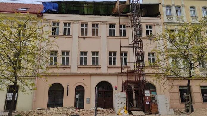 Utržená římsa v Praze zasypala ulici. Stavba nebyla značená, tvrdí lidé