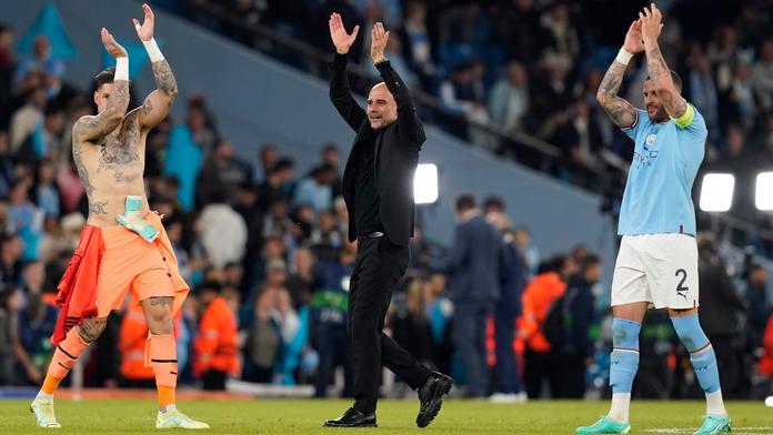 Pep Guardiola slaví s hráči postup do finále Ligy mistrů