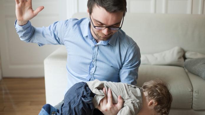 Češi mají jasno! Dát dítěti na zadek je v pořádku. Zákaz je nesmysl, tvrdí