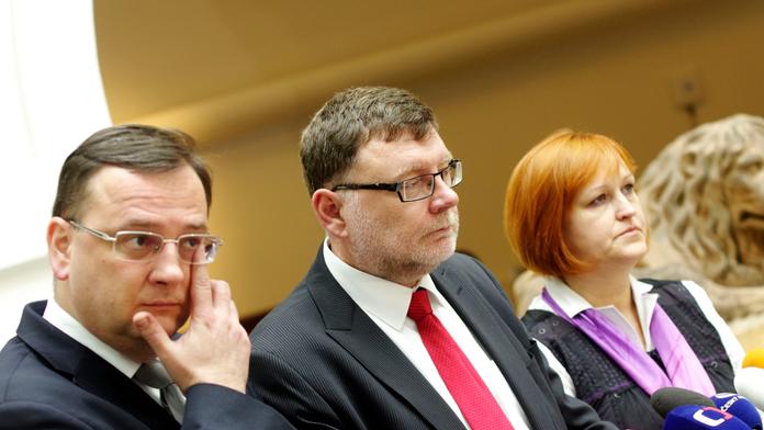 Vláda hraje o čas. Hlasování v parlamentu chce odložit. Kalousek rozpočet předělá