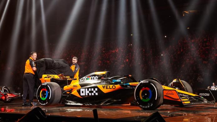 Generální ředitel McLarenu Zak Brown a šéf stáje Andrea Stella odhalili nový MCL39