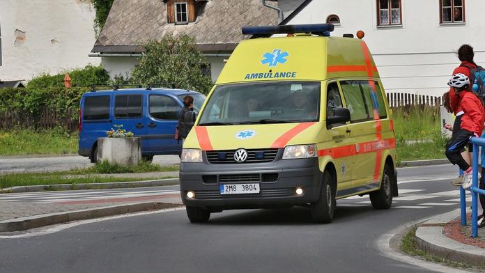 Senior na Brněnsku přecházel křižovatku, srazilo jej nákladní auto