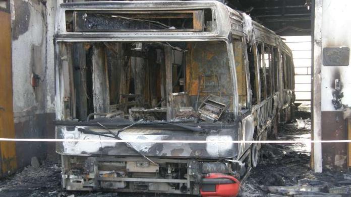 Dálnice D1 byla mimo provoz, na 44. kilometru shořel autobus