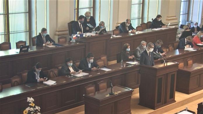 Poslanci prodloužili nouzový stav do 17. května, vláda požadovala delší