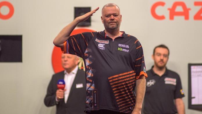 Legendární van Barneveld na MS postoupil, naopak Sherrocková končí
