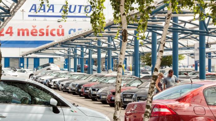 Lidé si na úvěr pořizují ojeté vozy se stále vyšší financovanou částkou