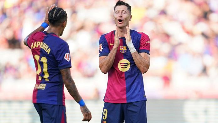 Raphinha a Robert Lewandowski se radují ze vstřeleného gólu