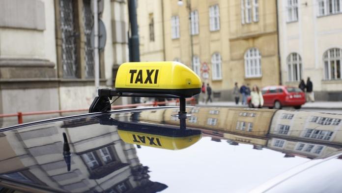 Taxikář kličkoval ulicemi. Nadýchal přes pět promile