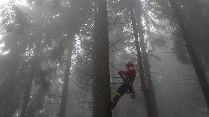 Paraglidista uvízl poblíž Ještědu. Sundat ho museli hasiči