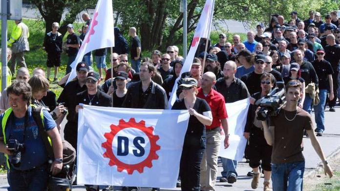 Vláda táhne do boje proti extremismu. Starostové skřípou zuby