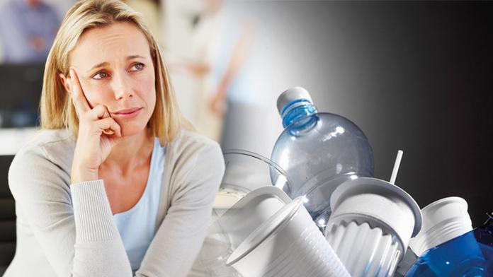V EU schválili další zákaz plastů. Skončí některé sáčky, výplně nebo mini obaly