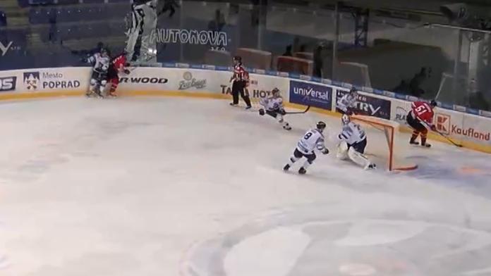Hororové zranění: Šťastnému se zabodlo plexisklo do krku! VIDEO