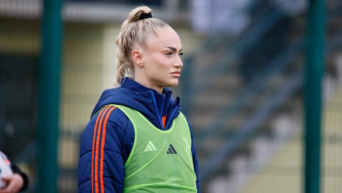 Sexy fotbalistka Alisha možná přijde o domácí Euro. Potřebuje čas, říká trenérka
