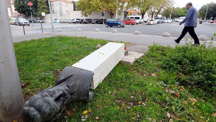 Muž shodil sochu komunistického vůdce, busta mu zlomila nohu