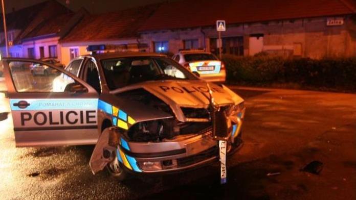 Ozbrojenec ve Vyškově unesl expřítelkyni a zběsile ujížděl před policií!