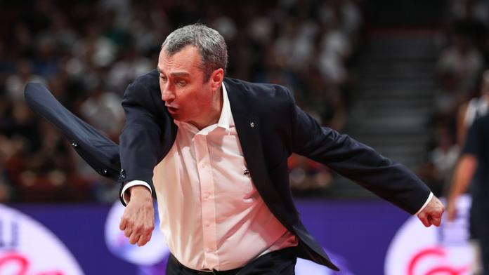 Kouč reprezentace je zavřený v Izraeli. Smí nejdál 100 metrů od domu
