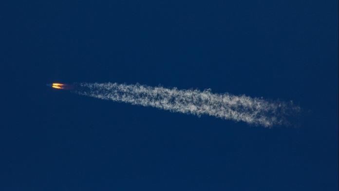Trosky čínské rakety padají z vesmíru k Zemi. Odborníci neví, kde nakonec skončí