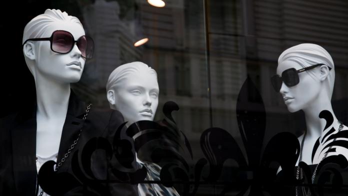 Obchod strčil do výlohy sexy figuríny, řidiči bourají jako smyslů zbavení