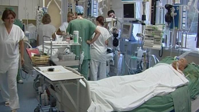 Dvaadevadesátiletý americký senátor leží ve vážném stavu v nemocnici