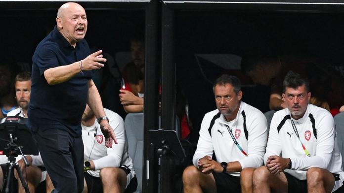Miroslav Koubek (vlevo) na lavičce fotbalové reprezentace během MS