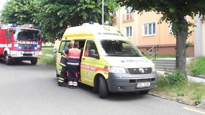 Matka odešla pít, batole uvízlo na balkóně. Sousedy zburcoval pláč