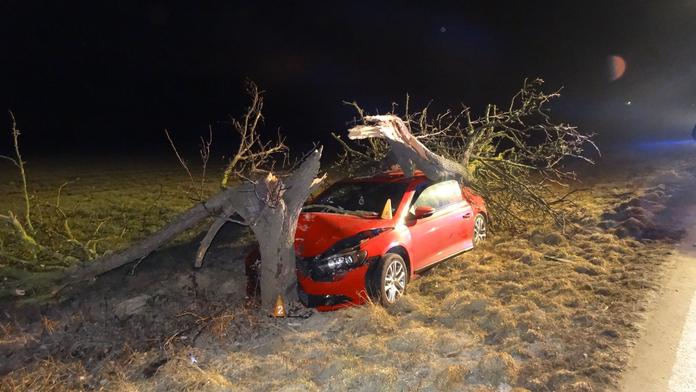 Opilci na silnicích: Jeden přerazil strom, druhý se nevešel do ulice
