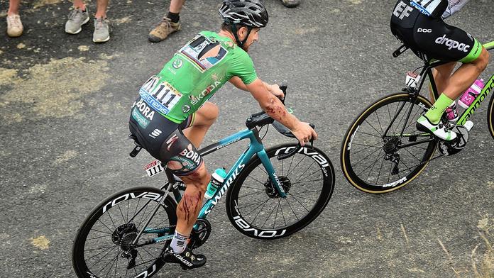 Potrhaný dres a krvavé šrámy: Sagan ani po drsném pádu nekončí