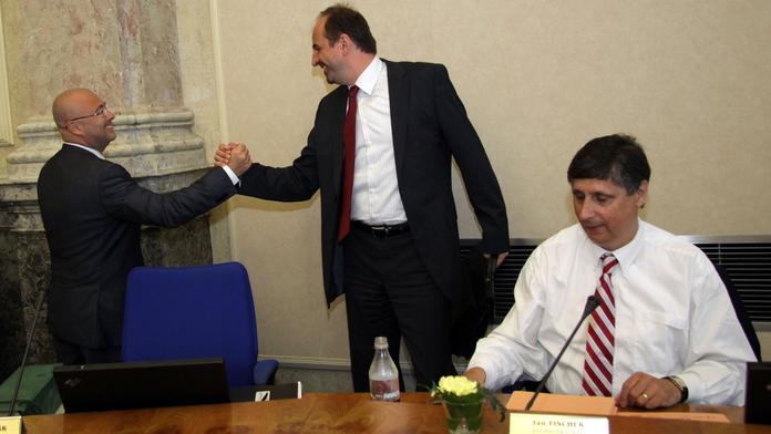 Odcházející ministři se obdarovali knížkami, vínem a hodinkami