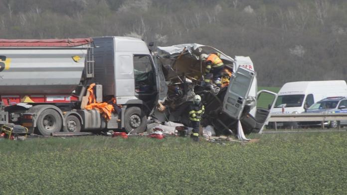 Při nehodě zemřeli tři silničáři, policie obvinila řidiče kamionu!