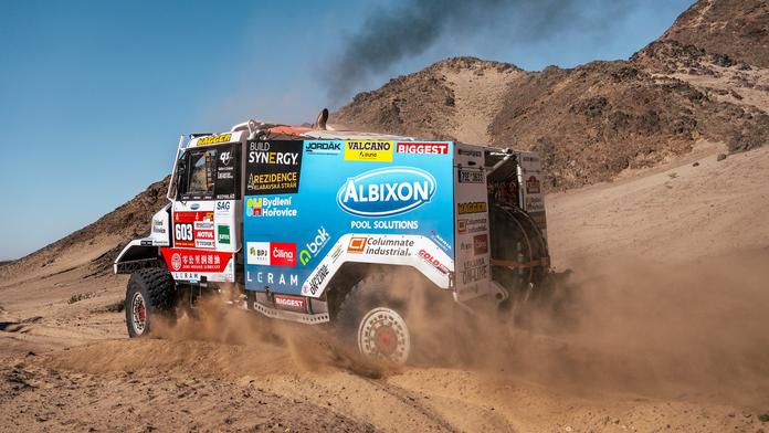 Dakar odstartoval! Šoltys nejlepší z českých kamionů, Michek v desítce