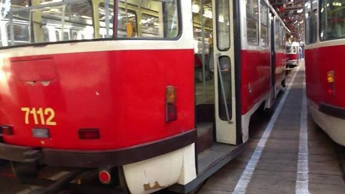 Tramvaj v Praze smýkala seniorku (79) dvě stě metrů! Žena je v kritickém stavu