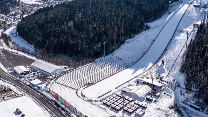 Extraliga opět pod širým nebem. Derby se odehraje u skokanského můstku