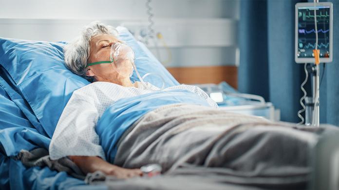 Odstřihla pacientku od kyslíku. Ženu rušil zvuk plicního ventilátoru, tak ho vypnula