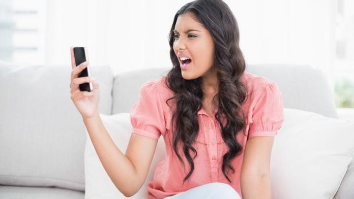 Kvůli telefonům spíme o hodinu míň! Vědci chtějí postelový mód