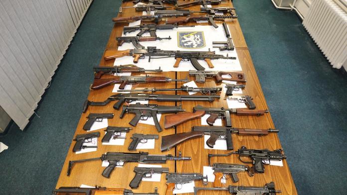 Pistole i plně automatické pušky. Policisté našli u čtyř lidí téměř 100 zbraní