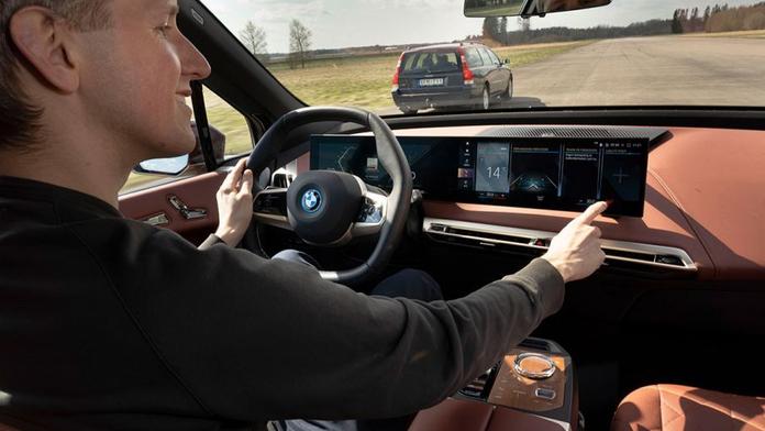 Moderní auta s dotykovými displeji hrozivě pohořela. 17 let staré volvo je strčilo do kapsy