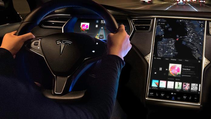 Mladíci uhořeli při nehodě. Rodiče žalují Teslu za rychlé auto